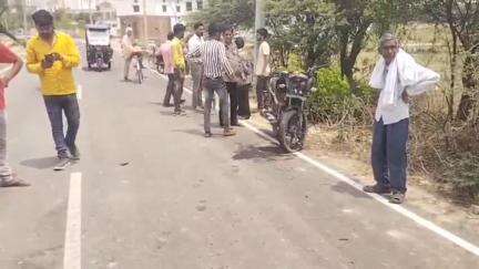 बीकापुर: पलटूवीर पुल के पास दूल्हा-दुल्हन को ले जा रही कार की बाइक सवार से टक्कर, घायल बाइक सवार जिला अस्पताल रेफर