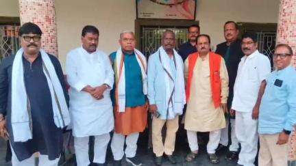 रातू: 6 मई से शुरू होने वाली 'संविधान बचाओ रैली' की सफलता के लिए कांग्रेस पार्टी की बैठक शुभारंभ पैलेस में हुई