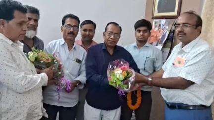 टुंडी: टुंडी अंचल कार्यालय के राजस्व उप निरीक्षक जीतलाल मुर्मू को सेवानिवृत्ति पर टुंडी सीओ ने फूलमाला पहनाकर सम्मानित किया