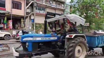 रोहड़ू: पुलिस विभाग रोहडू-चडगांव रोड पर बने बस स्टॉप को व्यवस्थित करने में जुटा, ट्रैफिक इंचार्ज विरेंद्र शर्मा ने दी जानकारी