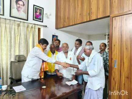 బాల్కొండ: శుక్రవారం దేవి గుడి విగ్రహ ప్రతిష్టాపన కార్యక్రమంలో పాల్గొనాలని ఎమ్మెల్యే వేములకు ఆహ్వాన పత్రికను అందజేసిన ఆలయ కమిటీ