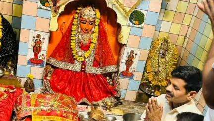 नरवर: मंगला माता मंदिर में सामूहिक विवाह सम्मेलन हुआ संपन्न, वर-वधू को वस्त्र देकर दिया गया आशीर्वाद