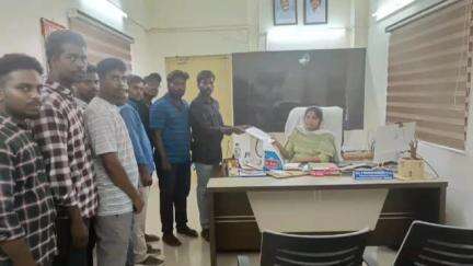 నగరి: గుండ్రాజుకుప్పం దళితవాడకు ఆనుకుని ఉన్న గుట్టపై అక్రమంగా మైనింగ్ చేస్తున్నారని ఆర్డీవోకు ఫిర్యాదు చేసిన స్థానికులు