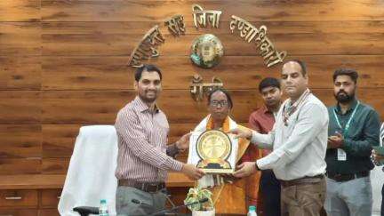 कांके: समाहरणालय में सेवानिवृत्त शिक्षकों को विदाई पर किया गया सम्मानित