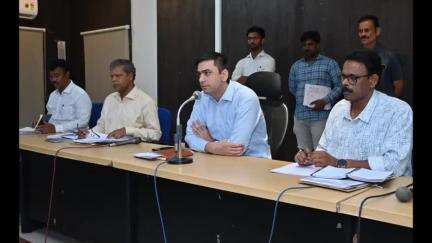జిల్లాలో గృహ నిర్మాణ పనులను వేగవంతం చేయండి: జిల్లా కలెక్టర్ సుమిత్ కుమార్