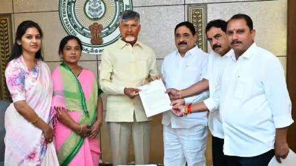 రాయదుర్గం: RDT సేవల కొనసాగింపు కోసం ప్రభుత్వ విప్ కాలవ శ్రీనివాసులు నేతృత్వంలో సీఎం చంద్రబాబును కలిసిన జిల్లా ఎమ్మెల్యేలు