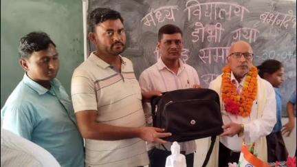 डोभी: मध्य विद्यालय बभन देव में शिक्षक को विदाई समारोह में किया गया सम्मानित