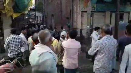 खंडवा नगर: खंडवा के जलेबी चौक पर मकान में घुसा युवक, कोतवाली पुलिस कर रही है तलाश
