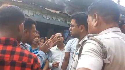 কালনা ২: অবৈধভাবে মাটি চুরির অভিযোগে সাতগাছি পঞ্চায়েত সংলগ্ন এলাকায় গ্রামবাসীদের প্রতিবাদ সভায় উত্তেজনা, ঘটনাস্থলে পুলিশ