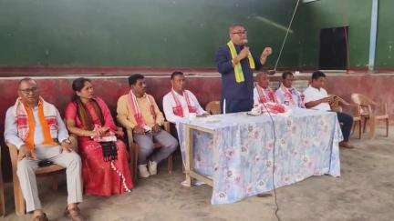 চাবুৱা: ৱাৰ্ডে ৱাৰ্ডে নিৰ্দলীয় প্ৰাৰ্থী সকলে নিৰ্বাচনী প্ৰচাৰ চলোৱাৰ শেষৰ দিনটোত প্ৰচাৰ চলালে বিধায়ক বিনোদ হাজৰিকাই