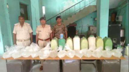 केसरिया: जिले के केसरिया पुलिस ने केसरिया क्षेत्र में शराब के विरुद्ध कार्रवाई करते हुए 230 लीटर देशी शराब बरामद की