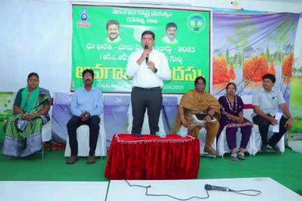 కామారెడ్డి: భూభారతి చట్టం పై చిన్న మల్లారెడ్డి లో రైతులకు అవగాహన కల్పించిన జిల్లా కలెక్టర్ ఆశిష్ సంగ్వాన్