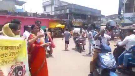 খড়গপুর ১: খড়গপুরে দীঘার জগন্নাথ মন্দির উদ্বোধনকে ঘিরে উন্মাদনা, কৌশল্যায় জল ছত্র, লস্যি ও মিষ্টি বিতরণ
