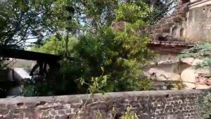 नौगांव: नौगांव क्षेत्र के गरौली श्री रामघाट मंदिर की दीवारें क्षतिग्रस्त, प्रशासन बेखबर