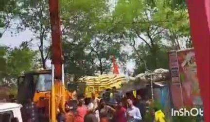 बिक्रमगंज: बिक्रमगंज के जरलाही मठिया गांव के पास मानी पथ पर स्थापित स्मृति द्वार पर प्रतिमा लगाने का कुछ लोगों ने किया विरोध