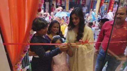 কাকদ্বীপ: এই প্রথম কাকদ্বীপে সোনা দোকানের উদ্বোধন এলেন অভিনেত্রী দর্শনা বলিক