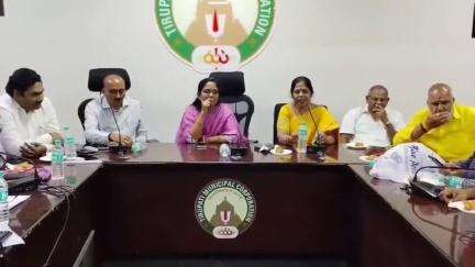 పదవి విరమణ పొందిన తిరుపతి నగరపాలక కార్యదర్శి వీడ్కోలు పలికిన తిరుపతి మేయర్ శిరీష