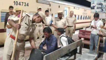 अनूपगढ़: अनूपगढ़ के रेलवे स्टेशन पर पुलिस ने गश्त के दौरान यात्रियों के बैगों की की जांच