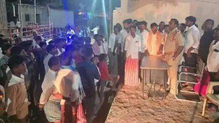 ఎమ్మిగనూరు: గోనెగండ్ల మండలం గంజహళ్లి గ్రామంలో సిఐ విజయభాస్కర్ సిబ్బందితో గ్రామంలో పల్లెనిద్ర కార్యక్రమం