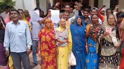 निचलौल: ग्राम सेमरहना के राशनकार्ड धारकों ने कोटेदार के खिलाफ तहसील पर किया विरोध प्रदर्शन
