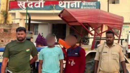 ओबरा: खुदवा थाना क्षेत्र के परिहारा गांव में ट्रैक्टर के साथ बालू की अवैध ढुलाई के मामले में दो गिरफ्तार