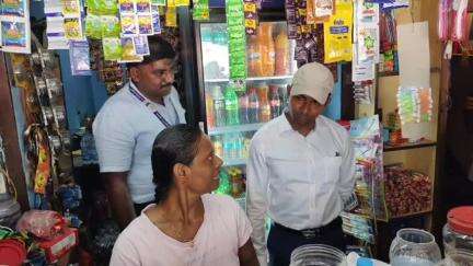 விக்கிரவாண்டி: விக்கிரவாண்டி பேருந்து நிலையம் அருகே தடைசெய்யப்பட்ட பான்மசாலா குட்கா விற்பனை குறித்து பெட்டிக்கடையில்  சென்று ஆய்வு செய்த மாவட்ட ஆட்சியர்,