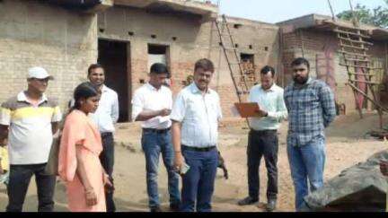 सिमरिया: सिमरिया में ग्रामीण विकास विभाग के उप सचिव ने आवास योजना की जांच की
