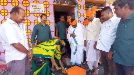 ବଡମ୍ବା: ନୂଆ ବ୍ରହ୍ମପୁରା ଗାଁ ନିକଟରେ ବଡମ୍ବା ବିଧାୟକ ଶ୍ରୀ ବିଜୟ ଦଳ ବେହେରା ଅଖିମୁଠି ଅନୁକୂଳ କରିଛନ୍ତି