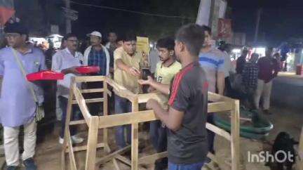 সীমলাপাল: দীঘায় জগন্নাথধাম প্রতিষ্ঠার জন্য সিমলাপাল বাজারের ব্যবসায়ী থেকে পথ চলতি মানুষজনদের মিষ্টিমুখ করালেন তালডাংরার বিধায়ক