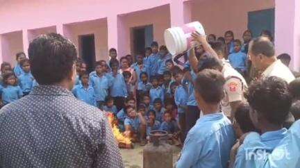 मेसकौर: मेसकौर प्रखंड के आधा दर्जन गांवों में अग्नि सम विभाग द्वारा चलाया गया मॉकड्रिल अभियान, स्कूल के बच्चों को दी गई जानकारी