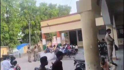 तमकुही राज: तमकुहीराज पुलिस ने उठाए गए 31 फेरी वालों का पाबंद कर किया चालान, अधिवक्ता ने जमानत का किया विरोध