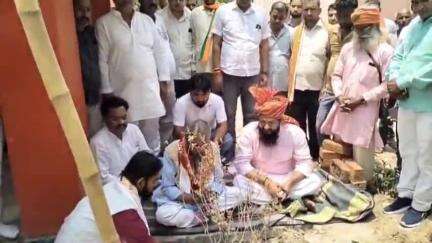 तरबगंज: चिल्हियापोखरा मंदिर के जीर्णोद्धार कार्य का पूर्व मंत्री रमापति शास्त्री व महंथ ने किया संयुक्त शुभारंभ