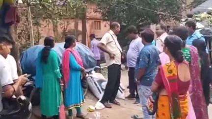 দাসপুর ১: দাসপুরের রঘুনাথপুর এলাকাতে নাবালিকা মেয়ের বিয়ে দিল লুকিয়ে পরিবার, ঘটনাস্থলে দাসপুর থানার পুলিশ