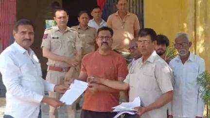 बुहाना: सिंघाना में दो माह पूर्व हुई चोरी का अभी तक नहीं हुआ खुलासा, पीड़ित परिवार ने थानाधिकारी को सौंपा ज्ञापन
