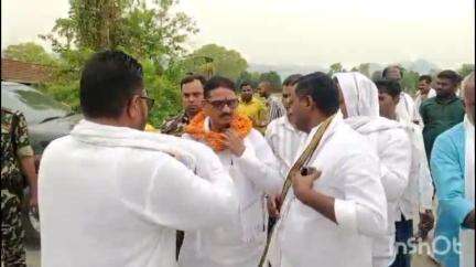 रोह: रोह रोड में पूर्व विधायक कौशल यादव का समर्थकों ने फूलमाला पहनकर जोरदार स्वागत किया, दी समस्या पर आवेदन