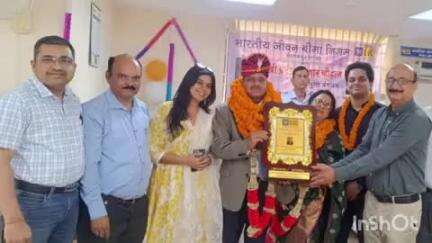 पालमपुर: एलआईसी पालमपुर शाखा के मुख्य प्रबंधक प्रवीण कुमार चौहान 34 वर्षों की सेवा के बाद हुए सेवा निवृत