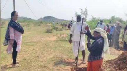 యర్రగొండపాలెం: బోయలపల్లి గ్రామంలో ఉపాధి హామీ పనులను ఆకస్మికంగా తనిఖీ చేసిన ఏపీడి నిర్మల దేవి
