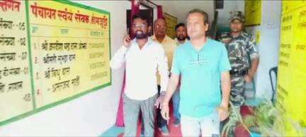 पोटका: डोमजुड़ी पंचायत कार्यालय का औचक निरीक्षण, सचिव अनुपस्थित पाए गए