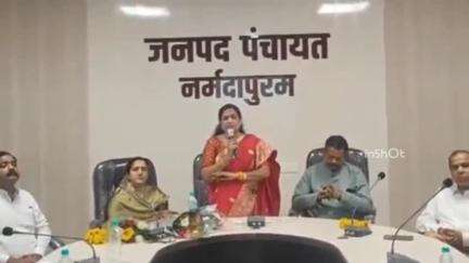 नर्मदापुरम जनपद पंचायत में किसान कल्याण निधि संबल योजना की राशि वितरण कार्यक्रम में राज्यसभा सांसद शामिल हुईं