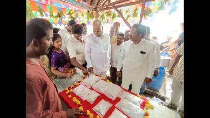 భీమవరం: వీరవాసరంలో జిల్లా రొయ్య రైతుల ఆధ్వర్యంలో రొయ్యల అమ్మకాల కేంద్రాన్ని ప్రారంభించిన ఎమ్మెల్యే రామాంజనేయులు