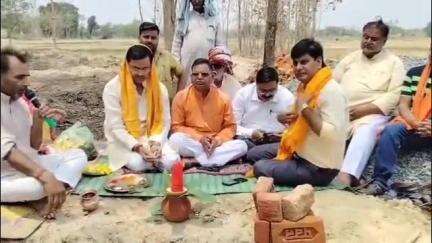 तमकुही राज: बसडीला पाण्डेय में शव दाहगृह का शिलान्यास ब्लाक प्रमुख प्रतिनिधि व बीडीओ ने किया, ग्रामीणों ने व्यक्त की प्रश्नता