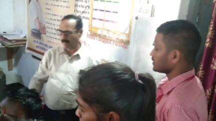 नोआमुंडी: नोवामुंडी कॉलेज के विद्यार्थियों ने एक दिवसीय शैक्षणिक भ्रमण के दौरान नोवामुंडी उप डाकघर का दौरा किया
