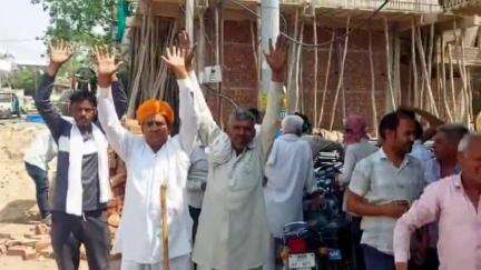 लवाण: लवाण के दौसा बस स्टैंड पर अवैध निर्माण के खिलाफ ग्रामीणों ने किया विरोध, नारेबाजी कर सौंपा ज्ञापन ईओ को