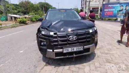 అశ్వారావుపేట: పాల్వంచ పట్టణ పరిధిలోని పాత పాల్వంచ వద్ద కారును తగిలిన ఎద్దు, కారు ముందు భాగం ధ్వంసం