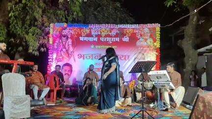 हटा उपकाशी  मे बुंदेलखंड की प्रसिद्ध गायिका संजू बघेल और दीप्ति बघेल का सर्व ब्राह्मण समाज की धर्मशाला प्रागण मे हुआ ।