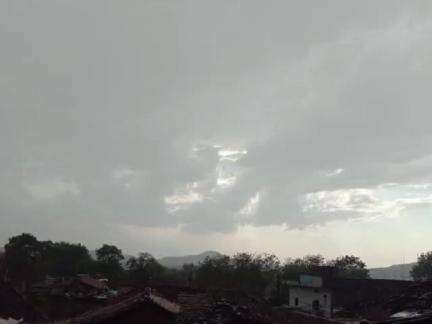 खातेगांव: खातेगांव में तेज हवा से पेड़ विद्युत तारों पर गिरे, बिजली आने-जाने से उपभोक्ता परेशान