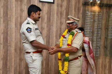 పదవీ  విరమణ పొందిన అసిస్టెంట్ సబ్ ఇన్స్పెక్టర్ ను సన్మానించి, అత్మీయ వీడ్కోలు పలికిన ప్రకాశం జిల్లా ఎస్పీ ఏఆర్ దామోదర్