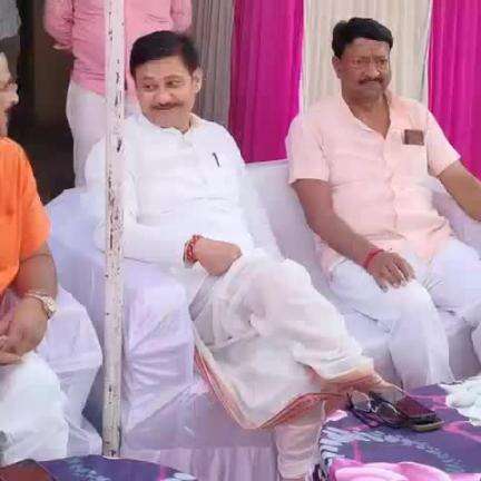 चुनार: गांगपुर की श्रेया ने हाई स्कूल में जिला टॉप किया, चुनार विधायक ने घर पहुंचकर किया सम्मानित