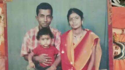 রানাঘাট ১: 16 বছর নিখোঁজ থাকা স্বামীকে দেখতে পেয়ে স্বামীর সাথে সংসার করতে চেয়ে হবিবপুরে শ্বশুর বাড়ির সামনে ধর্ণায় বসলো স্ত্রী
