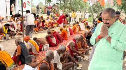तरबगंज: तरबगंज क्षेत्र के रांगी पहुँची 84 कोसी परिक्रमा, विधायक प्रेमनारायन पांडेय ने की अगुवानी